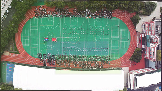 篮球比赛攻防瞬间，双方球员篮下争抢篮板
